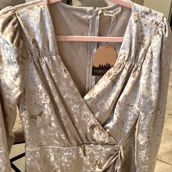 Main Strip NWT Gorgeous Gold/Cream Velour Junior Dress 👗 Size Large - Picture 4 of 16